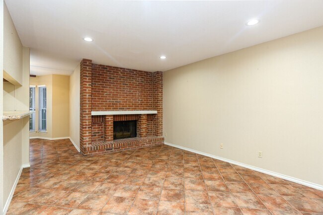 Building Photo - 2Bd Condo in Gated Community! Available No...