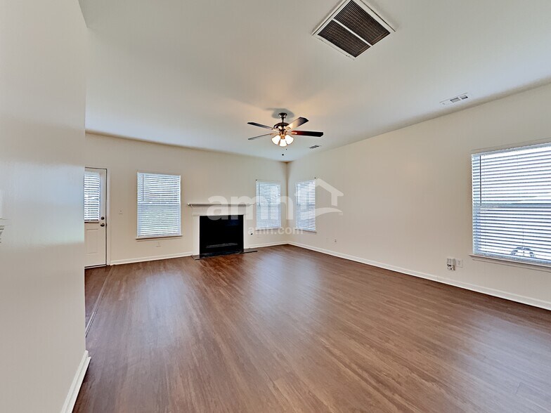 Building Photo - 2425 Valley Creek Dr