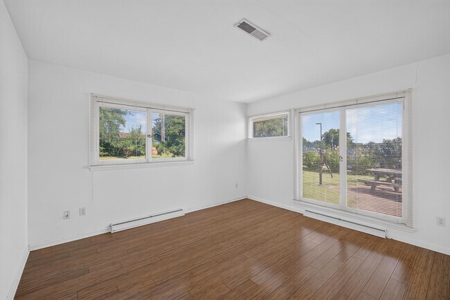 Building Photo - 2205 Country Club Dr