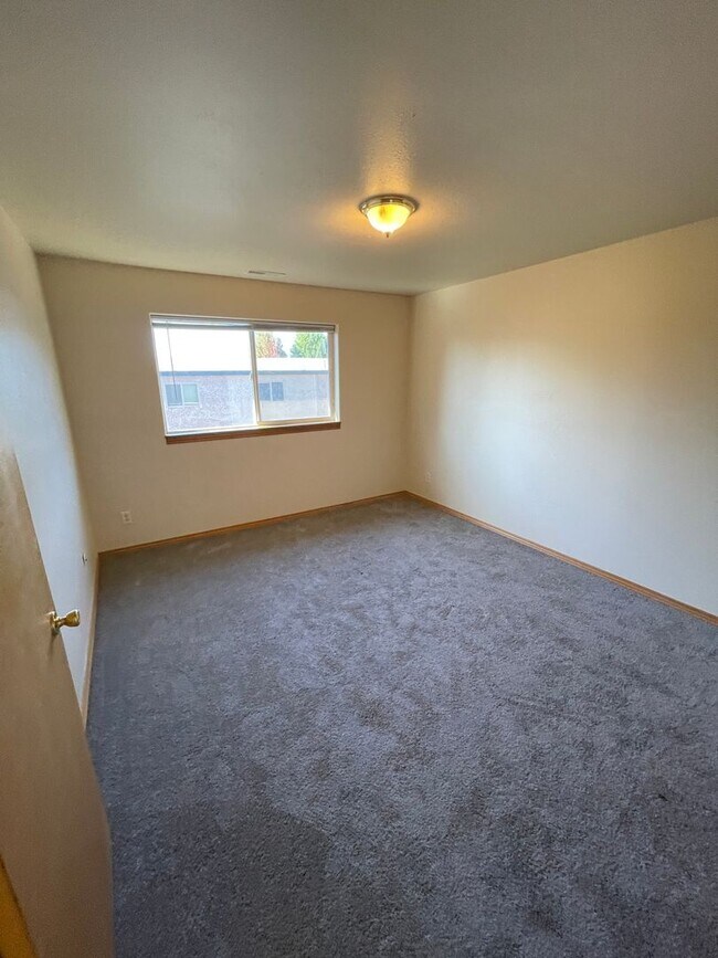 Building Photo - 404 River Ave