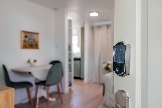 Building Photo - 838 SE Tacoma St