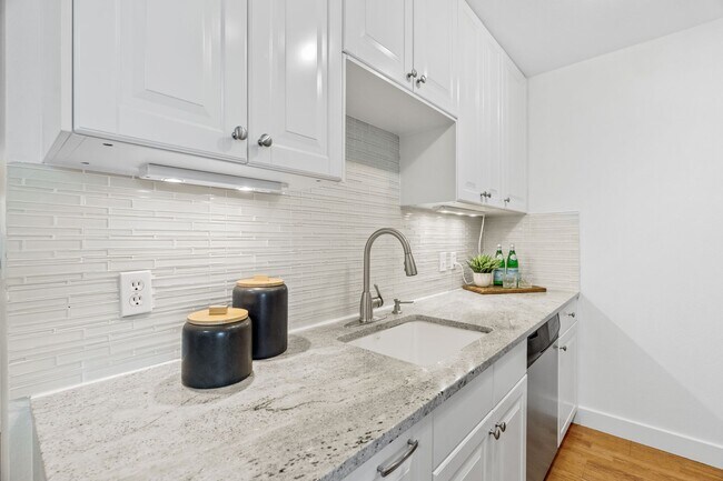 Building Photo - 1-Bed, 1-Bath 818sqft Condo in Capitol Hill for Rent — Parking, In-Unit Washer/Dryer & Space Need...