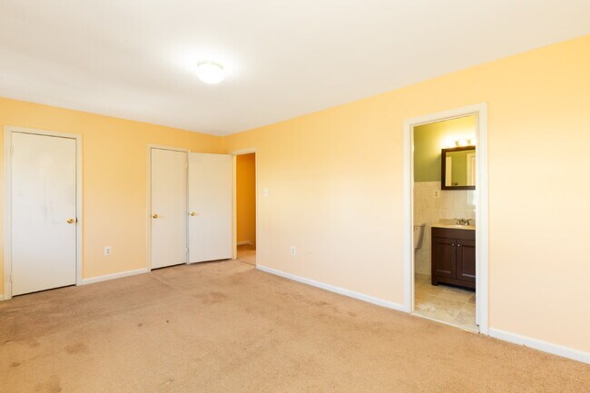 Building Photo - Spacious end-unit three-level townhome fea...