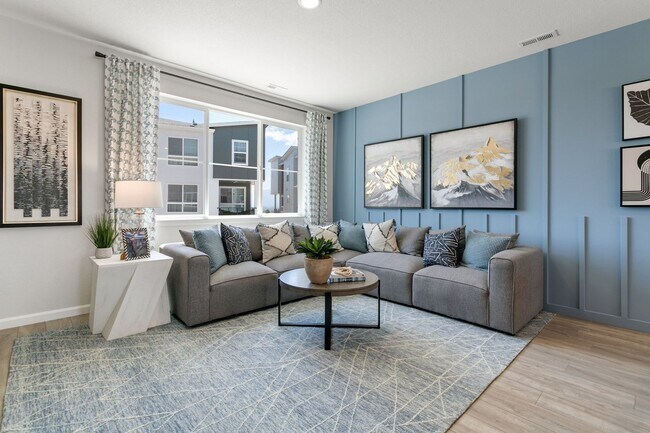 Building Photo - Newer 4 bed Townhome at The Commons at Vic...