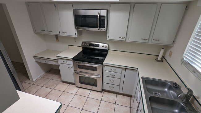 Building Photo - Beautiful Townhouse - 3 bed & 2 bath in Gr...