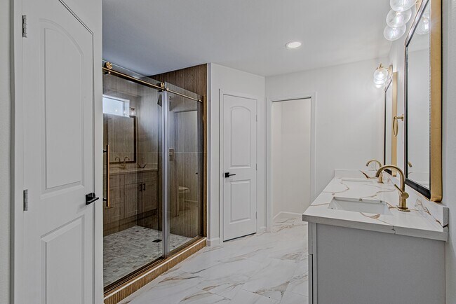 Building Photo - 3406 Forest Village Dr