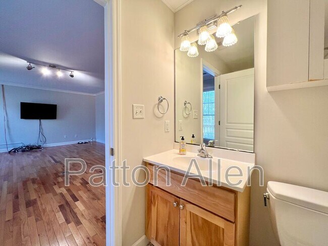 Building Photo - 430 Riverview Dr