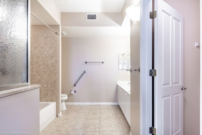 Building Photo - WALKING DISTANCE TO SUNSEEKER RESORT AND P...