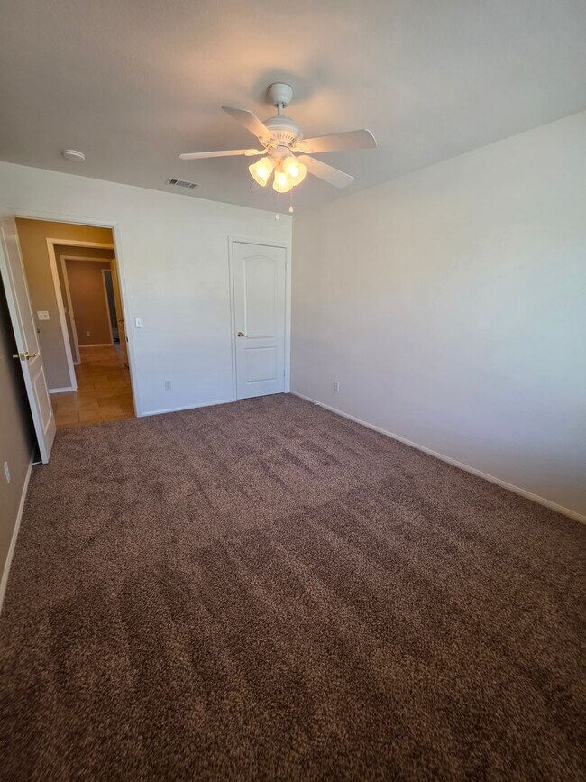 Building Photo - Spacious 4 Bedroom 2 bath Home in Victorville – Landscaping Included!