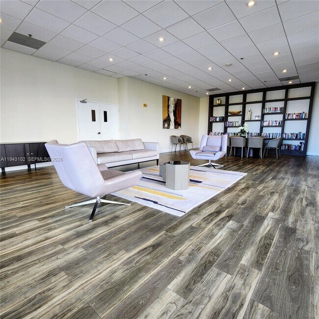 Building Photo - 20505 E Country Club Dr