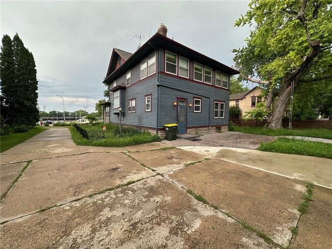 Building Photo - 216 Litchfield Ave SE