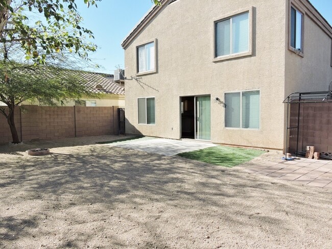 Building Photo - 4 BEDROOM 2 1/2 BATHROOM WITH OFFICE AND LOFT