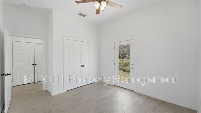 Building Photo - 895 E Mather St