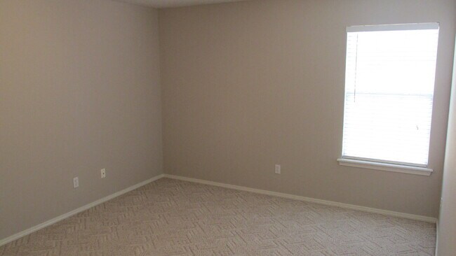 Building Photo - 1902 SW Spruce Rd