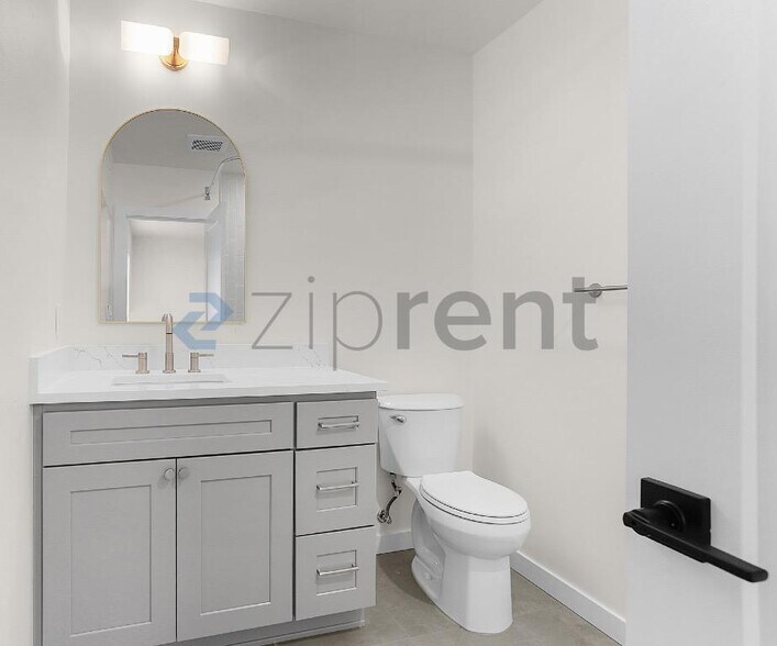 Building Photo - Unit B