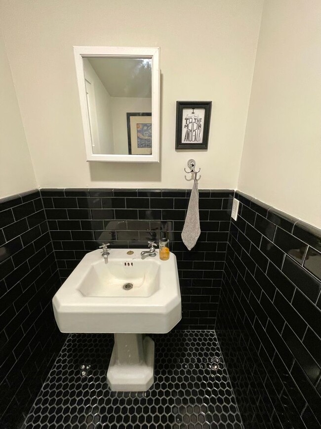 Building Photo - Cozy 2 Bed, Study/Office Room & Bath Farmhouse Cottage