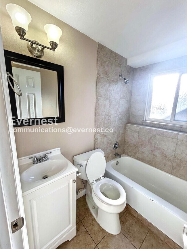 Building Photo - 1709 Hampton S