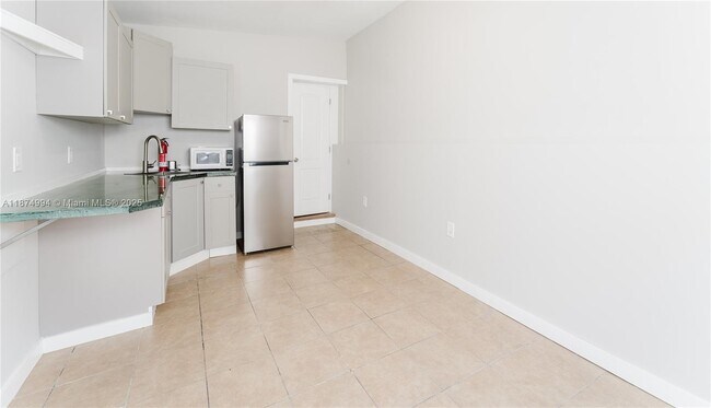 Building Photo - 1560 NE 42nd St