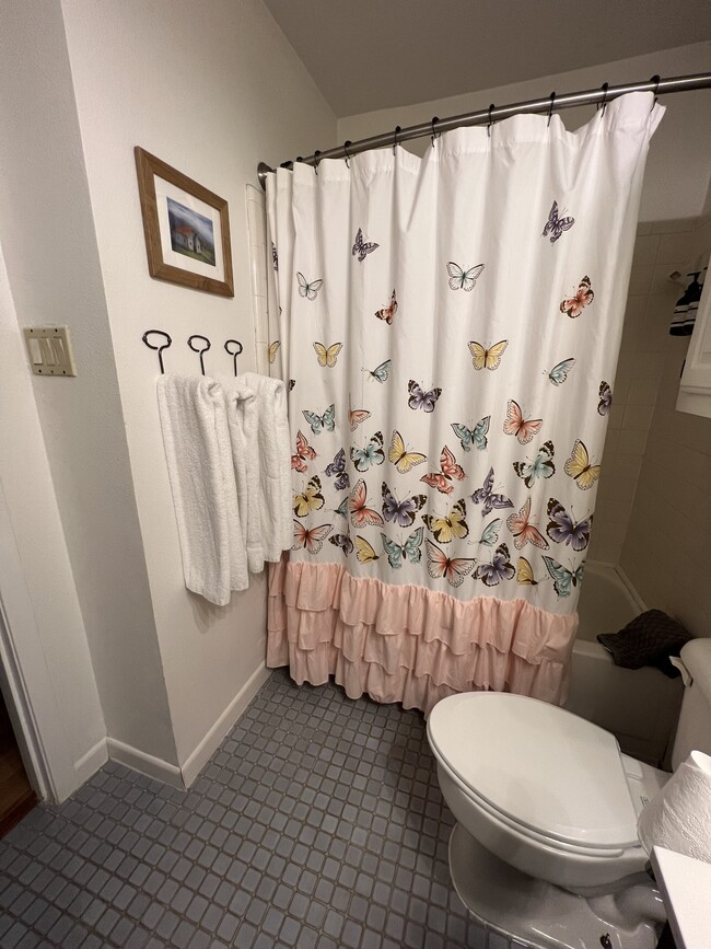 Guest bathroom - 5655 Larkdale Dr