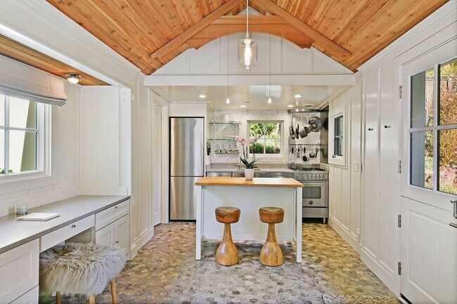 Building Photo - High end, fully furnished (or unfurnished) pair of cottages in Downtown Mill Valley! PROGRESSIVE