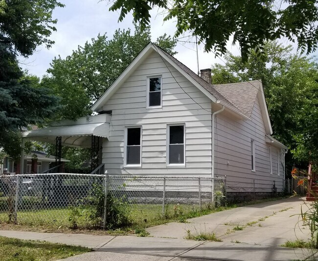 Building Photo - Clark/Fulton - 4 bed/1 bath - Single Family Home