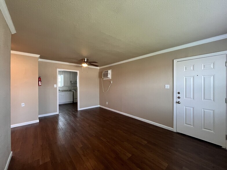 Building Photo - 7623 Pecan Villas Dr