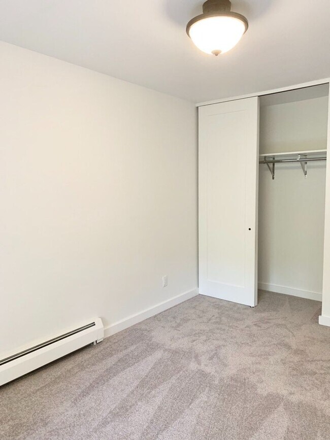 Building Photo - Beautiful 2 Bedroom Two Mile Creek Condo ; Remodeled and Updated right next to Rayback