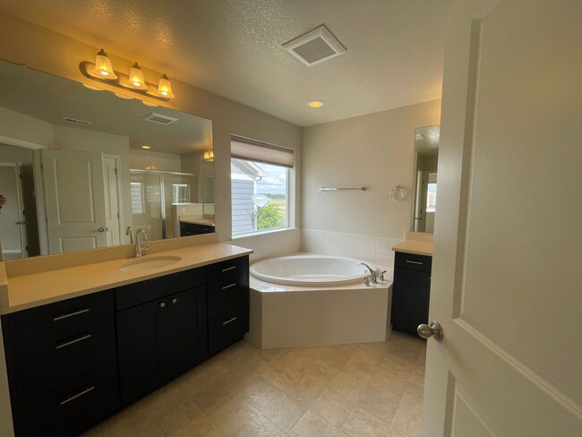 Building Photo - Luxurious 3 Bedroom 2.5 Bathroom House in ...
