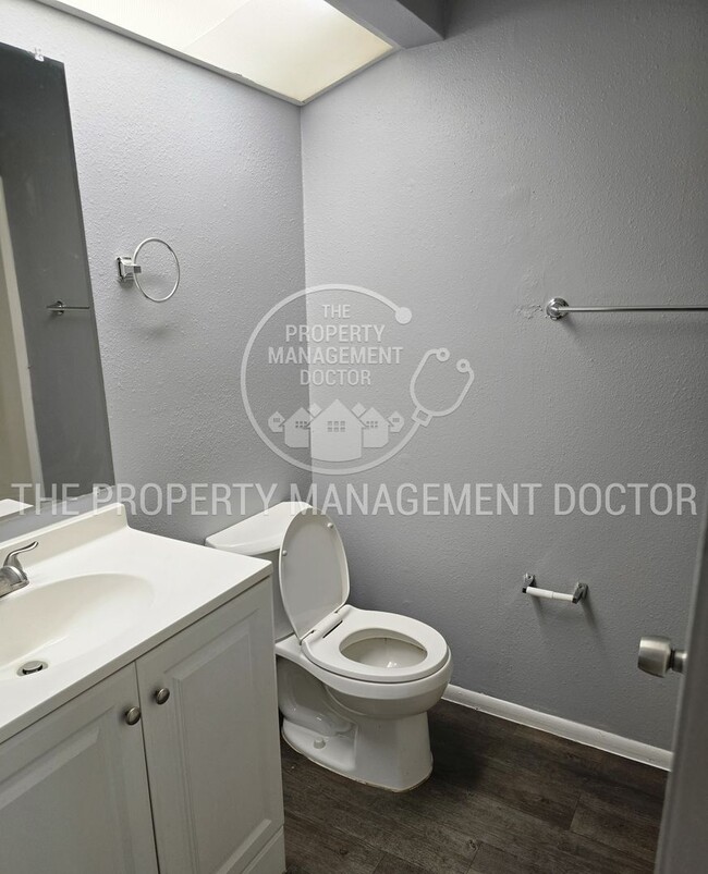 Building Photo - MOVE IN SPECIAL - 4BR/2.5BA Tampa Home | Dual Kitchen Areas, Private Bedroom & Fresh Updates