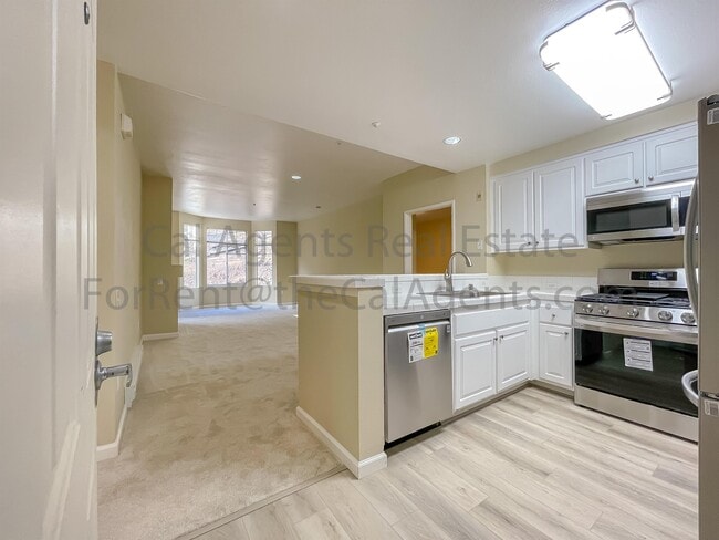 Building Photo - 260 Caldecott Ln