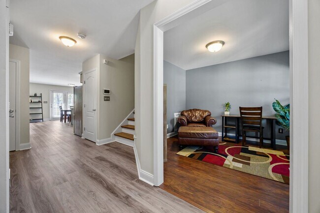 Building Photo - Fully Furnished Month to Month/Short Term Rental!