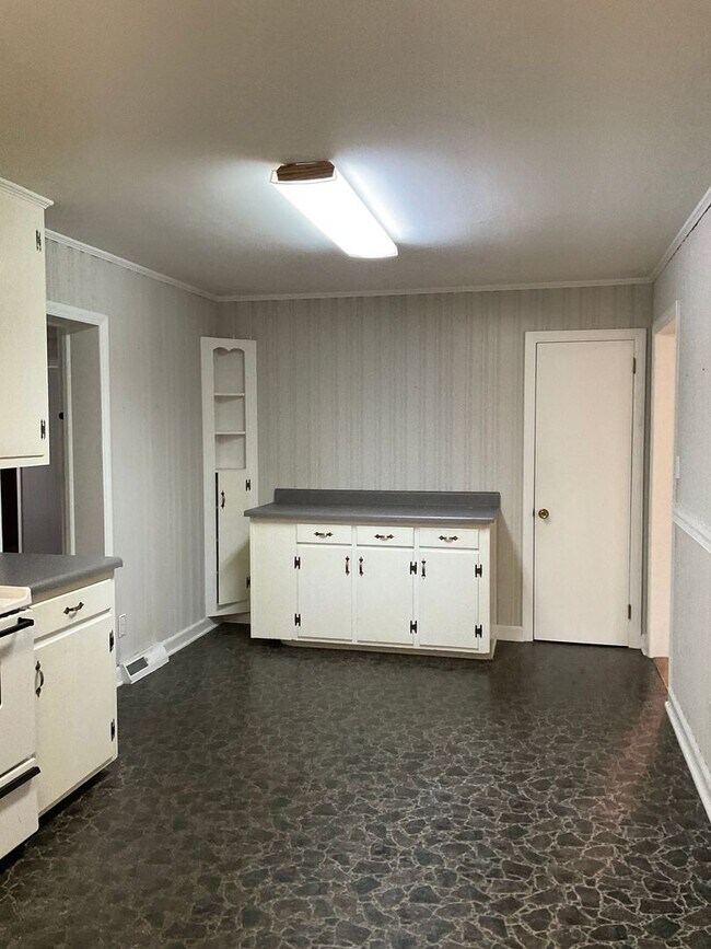 Building Photo - Available Now!!! Spacious Four bedroom home in Gastonia.