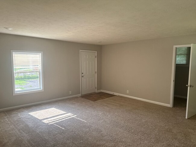 Building Photo - Awesome 4 or 5 Bedroom with 1.5 bath