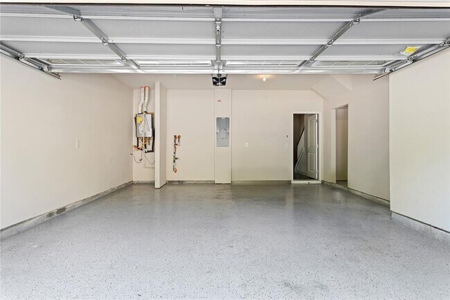Building Photo - 2813 White Oak Ln
