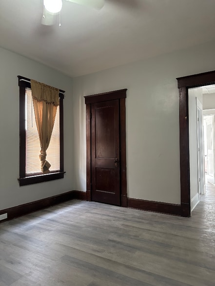 Building Photo - 401 E 15th St