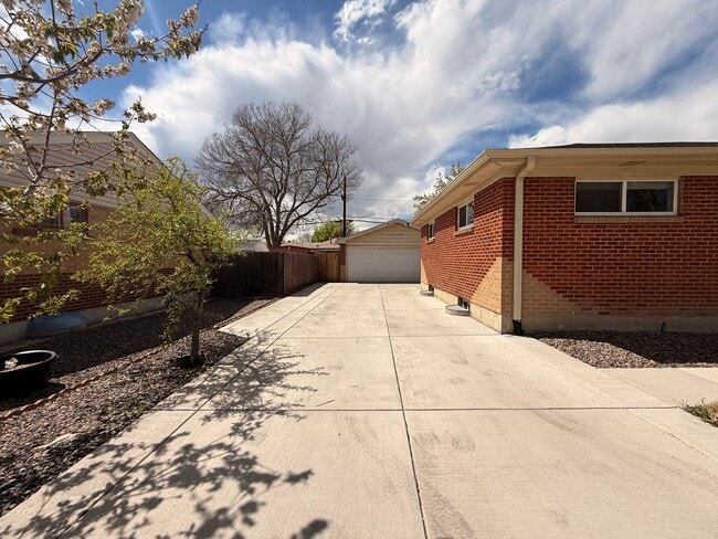 Building Photo - Spacious Twin Lakes Gem!!!