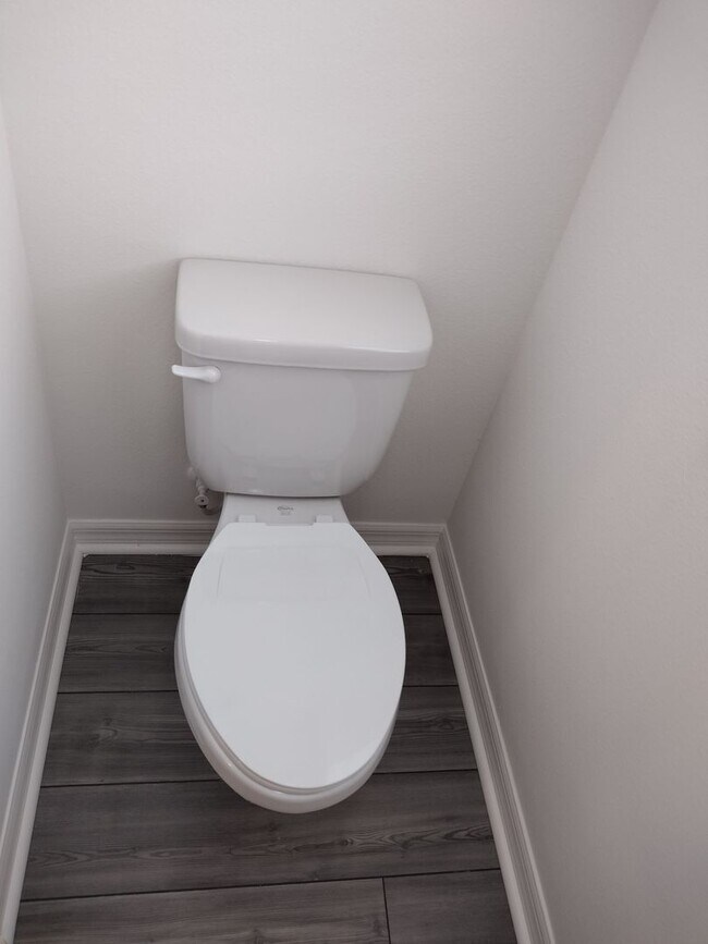 Building Photo - Beautiful 4 bedroom 2.5 Bathroom House For...