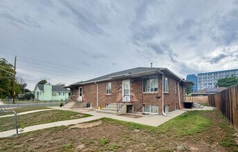 Building Photo - Large 2 Bedroom 1 Bath Unit Available NOW!!