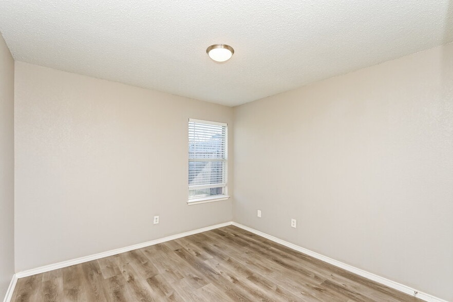 Building Photo - 8128 Twin Oaks Trail