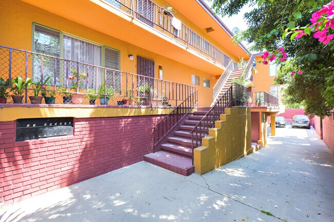 Building Photo - 4052 Chevy Chase Dr