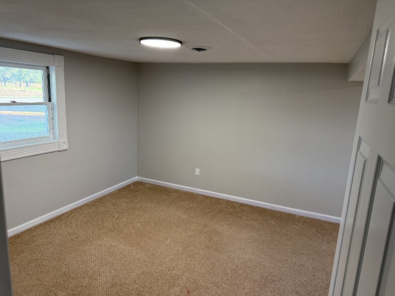 Building Photo - 104 IL-84