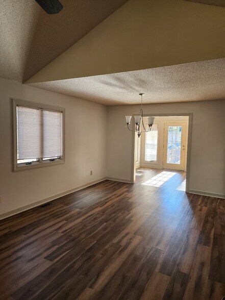 Building Photo - Room in Apartment on Knollwood Dr