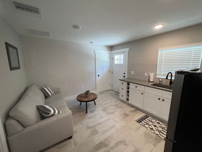 Building Photo - Nearly New 1 bedroom apartment in the Long...