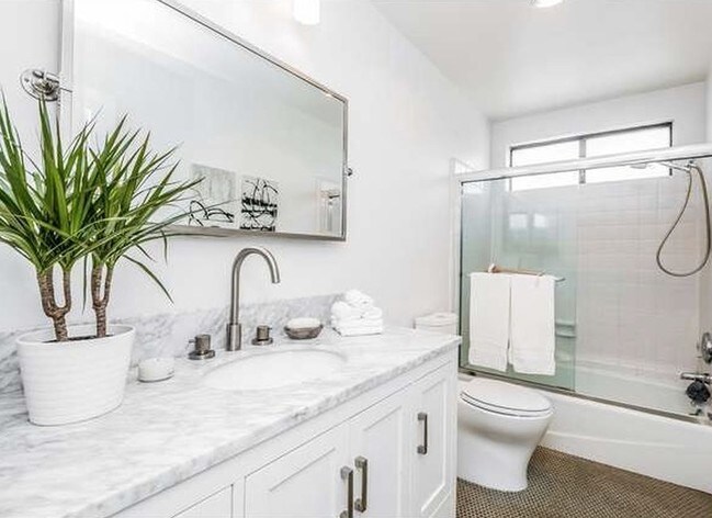 En-suite Master bathroom - 1606 S Barrington Ave