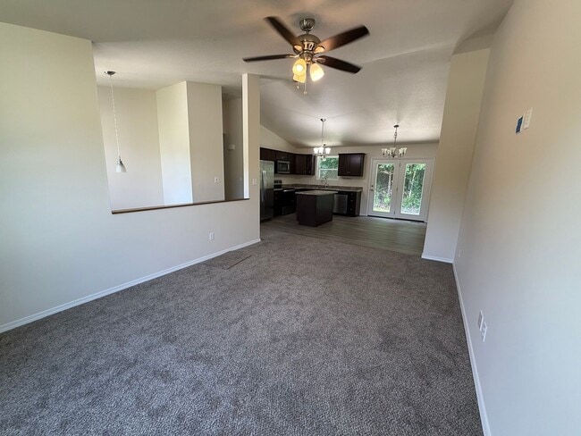 Building Photo - Beautiful 4 Bedroom!