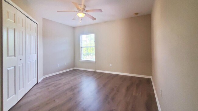 Building Photo - 3885 Buckthorne Dr