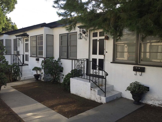 Primary Photo - 2206-2208 1/2 Ocean Park Blvd