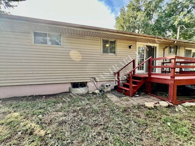 Building Photo - Spacious Shawnee Duplex-Available NOW!!