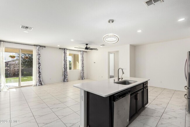 Building Photo - 665 E Rojo Way