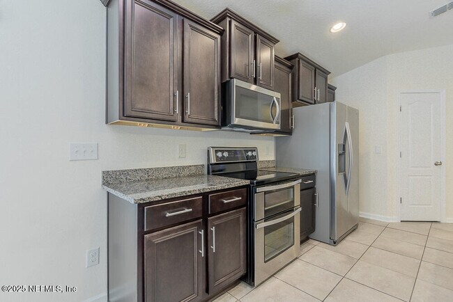 Building Photo - 95241 Tanglewood Dr